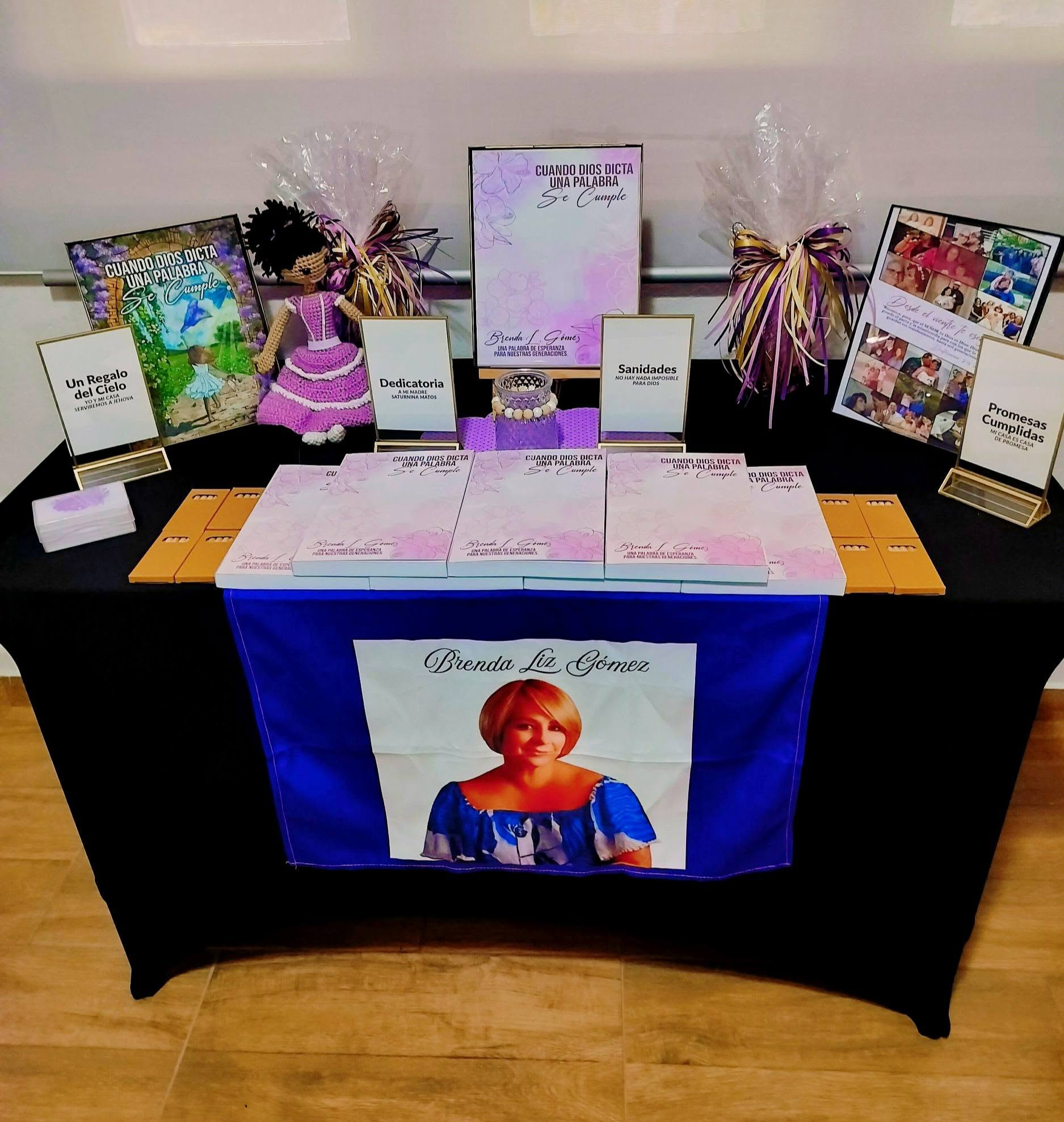 Mesa de presentación de Cuando Dios dicta una palabra, se cumple